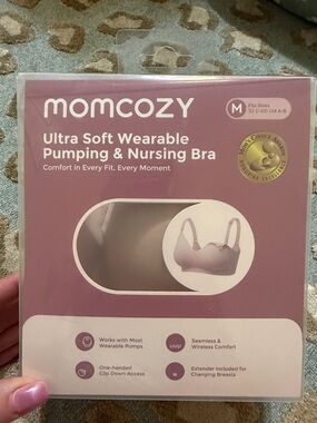 NWT- MOMCOZY Ultra Soft Wearable Pumping & Nursing Bra 👶🏼
